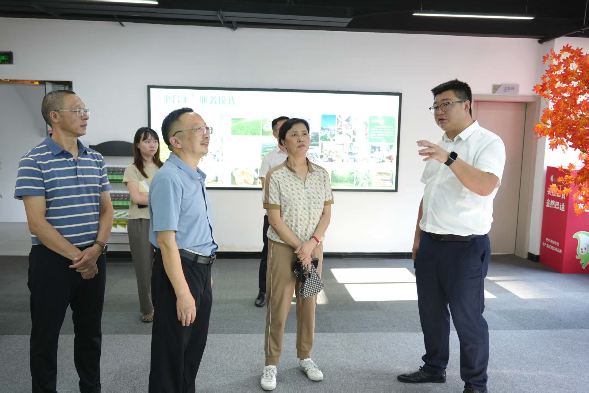 省供銷(xiāo)社黨組成員、理事會(huì)副主任、一級(jí)巡視員楊武秀調(diào)研巴中供銷(xiāo)工作